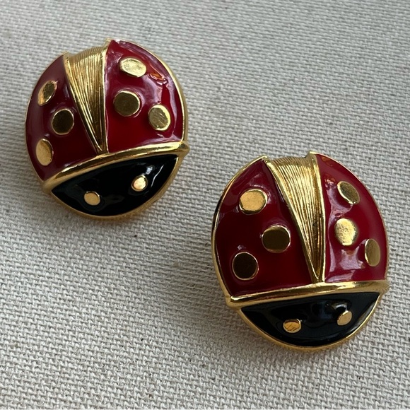 🐞 Vintage-Inspired Red & Black Ladybug Clip-On Earrings - Picture 2 of 4